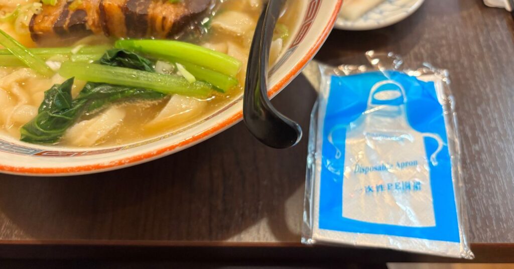 使い捨てのエプロンまでサービス。